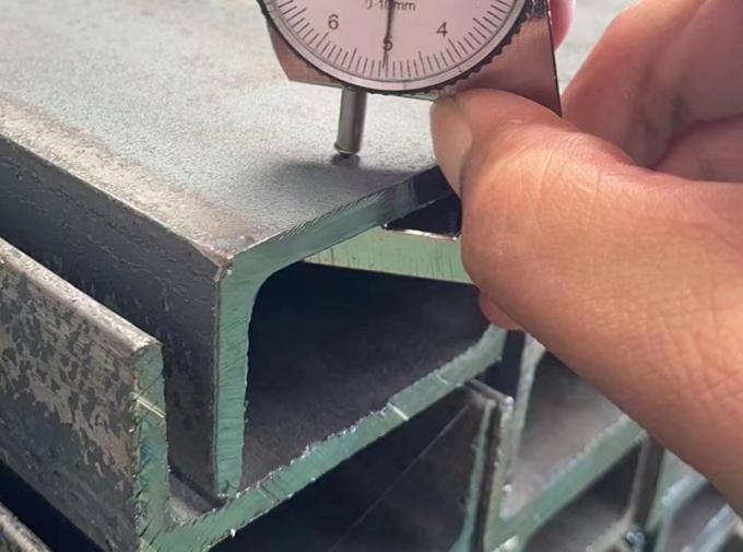 Profiles doux Gi galvanisé En S235jr S275jr S355jr A36 Ss400 Purlin Structural C U Chanage en acier à faible teneur en carbone 4
